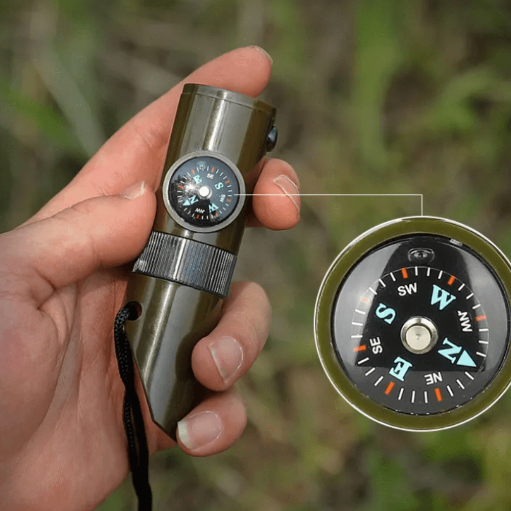 7-i-1 Overlevelses Fløjte - Kompas, Lommelygte & Forstørrelsesglas (FJERNLAGER 15-25 dages levering)